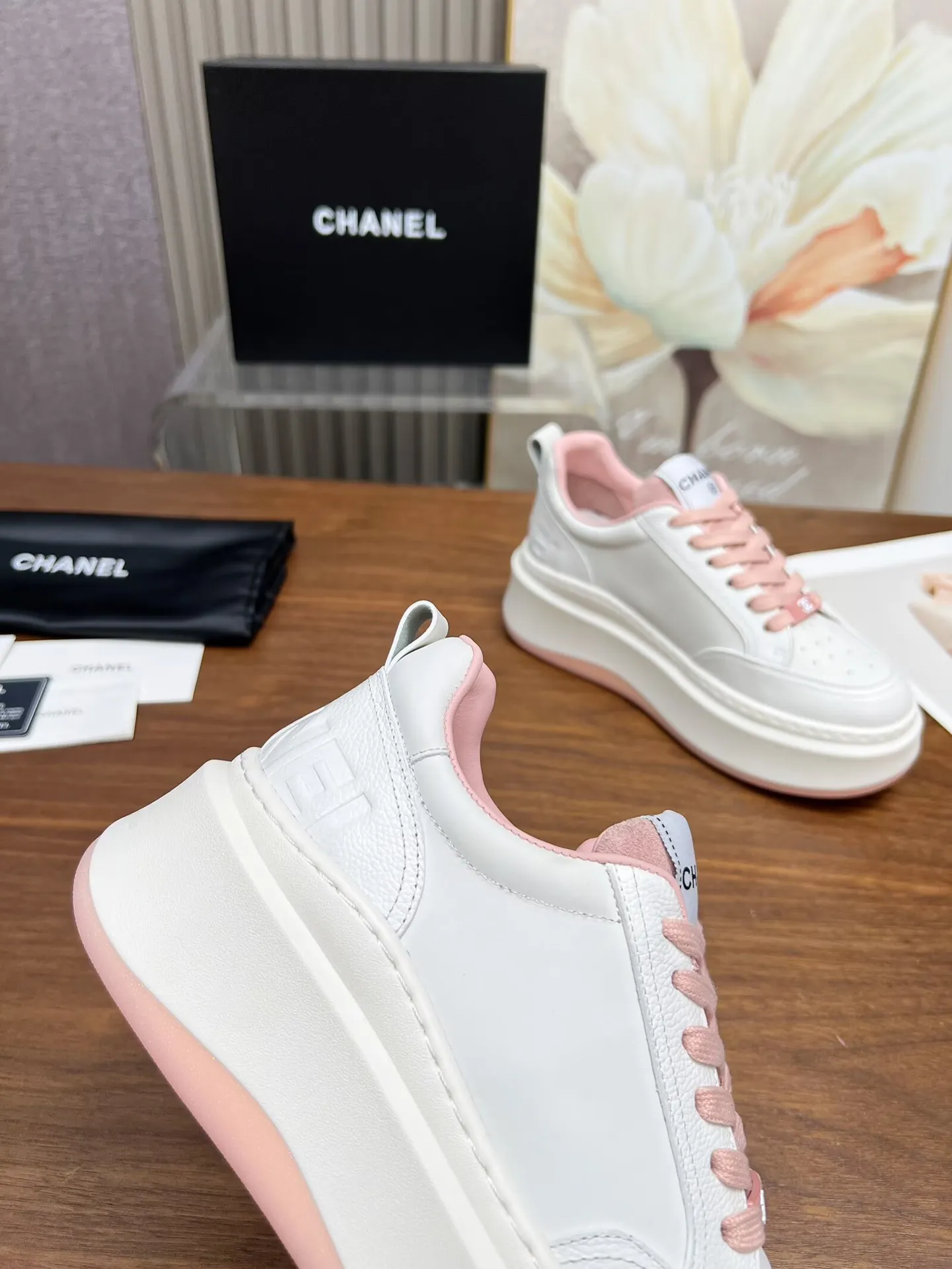 👟👟Ex-factory price 460👟👟 New Chanel panda color white shoes, currently super popular thick-soled shape, very versatile, long and slim legs, super comfortable on the feet, elongating the entire body proportion [strong] Fabric: imported first-layer cowhide🐂 Lining: sheepskin Foot pads: cowhide Code number: 34 to 41 (34 and 41 need to be customized) Packaging: with card, cloth bag Color: black, white, pink